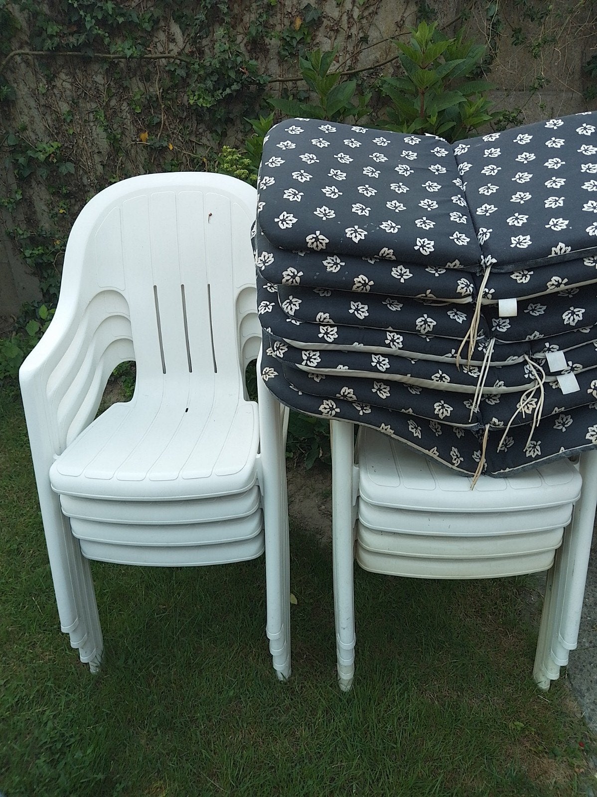 8 plastic witte tuinstoelen+ kussens, Ophalen, Gebruikt, Plastic, Stapelbaar