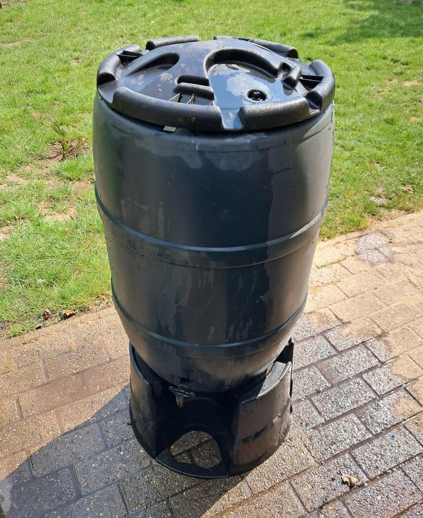 Regenton met kraan , deksel en voet, Ophalen