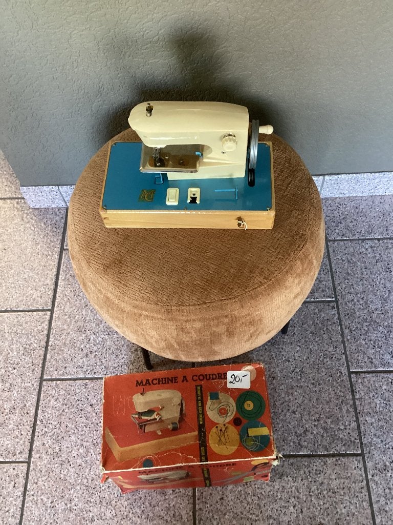 Vintage kindernaaimachine, Ophalen