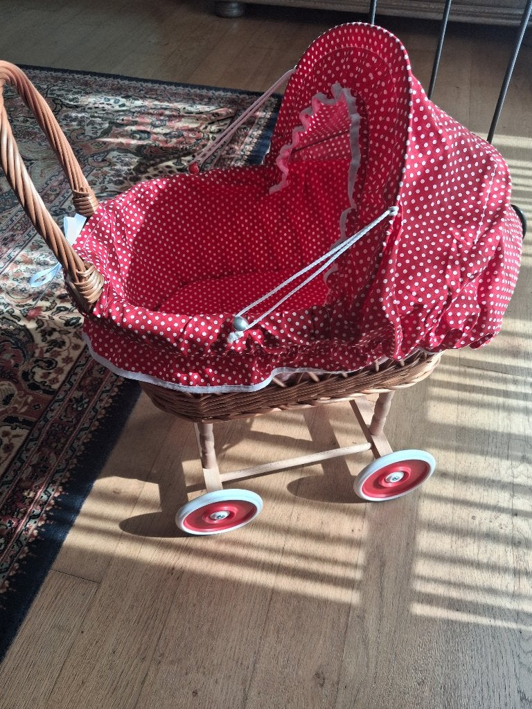 Rieten poppenwagen, Ophalen