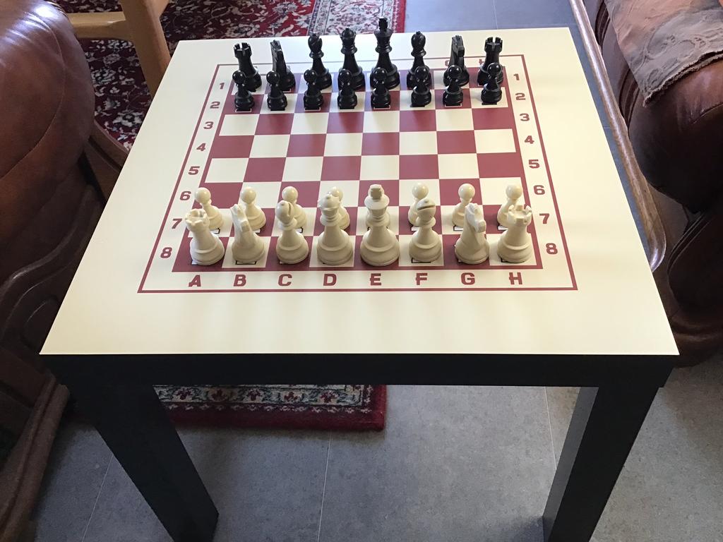 Mooie schaaktafel met licht verzwaarde schaakstukken., Ophalen of Verzenden, Zo goed als nieuw