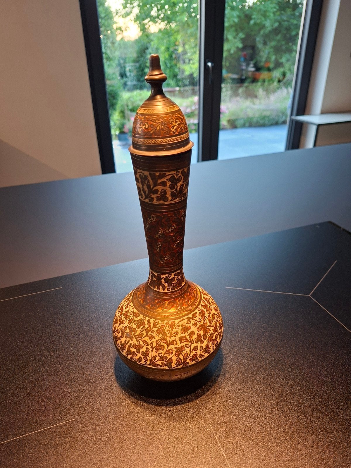 Vase en cuivre , motifs cloisonnés. Fabrication Indienne., Antiquités & Art, Enlèvement ou Envoi