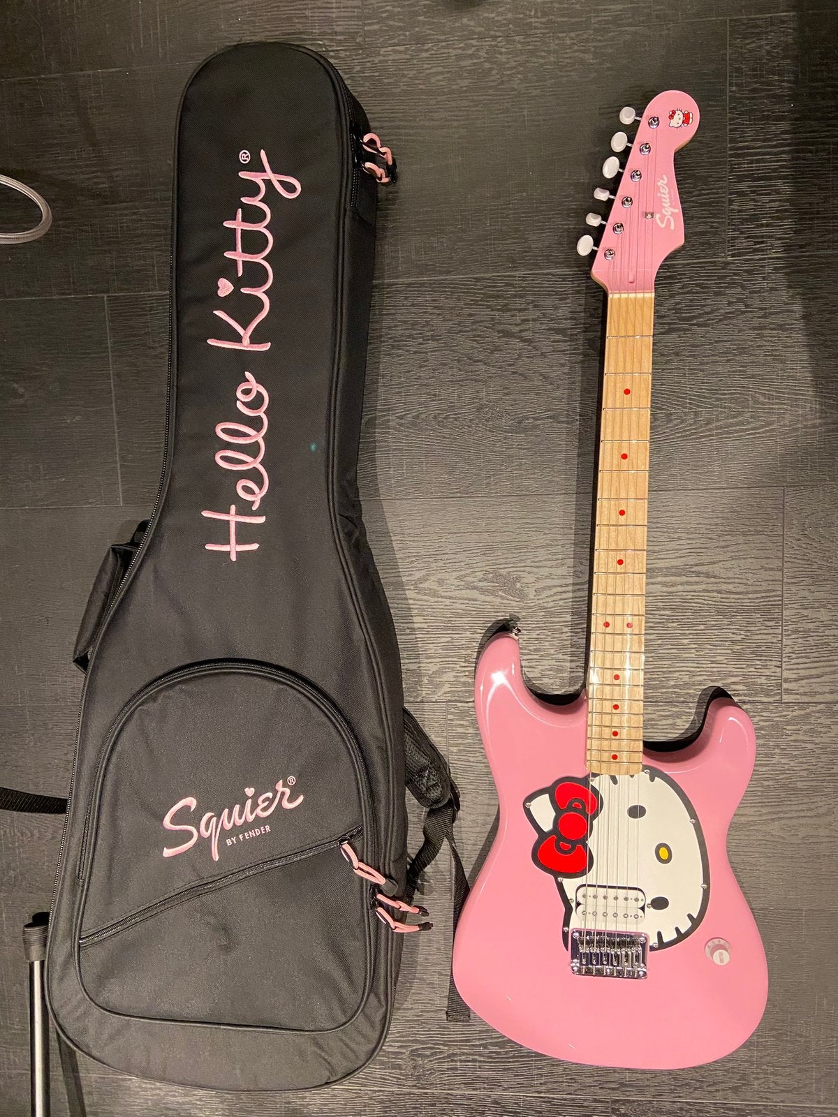 Squier Hello Kitty stratocaster 2024 limited, Musique & Instruments, Enlèvement, Comme neuf