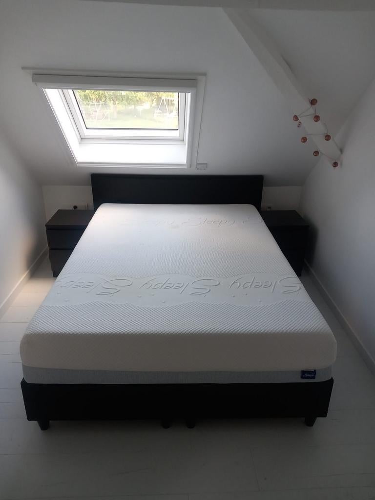 Bed + matras 200x140cm + 2 nachtkastjes, Huis en Inrichting, Ophalen