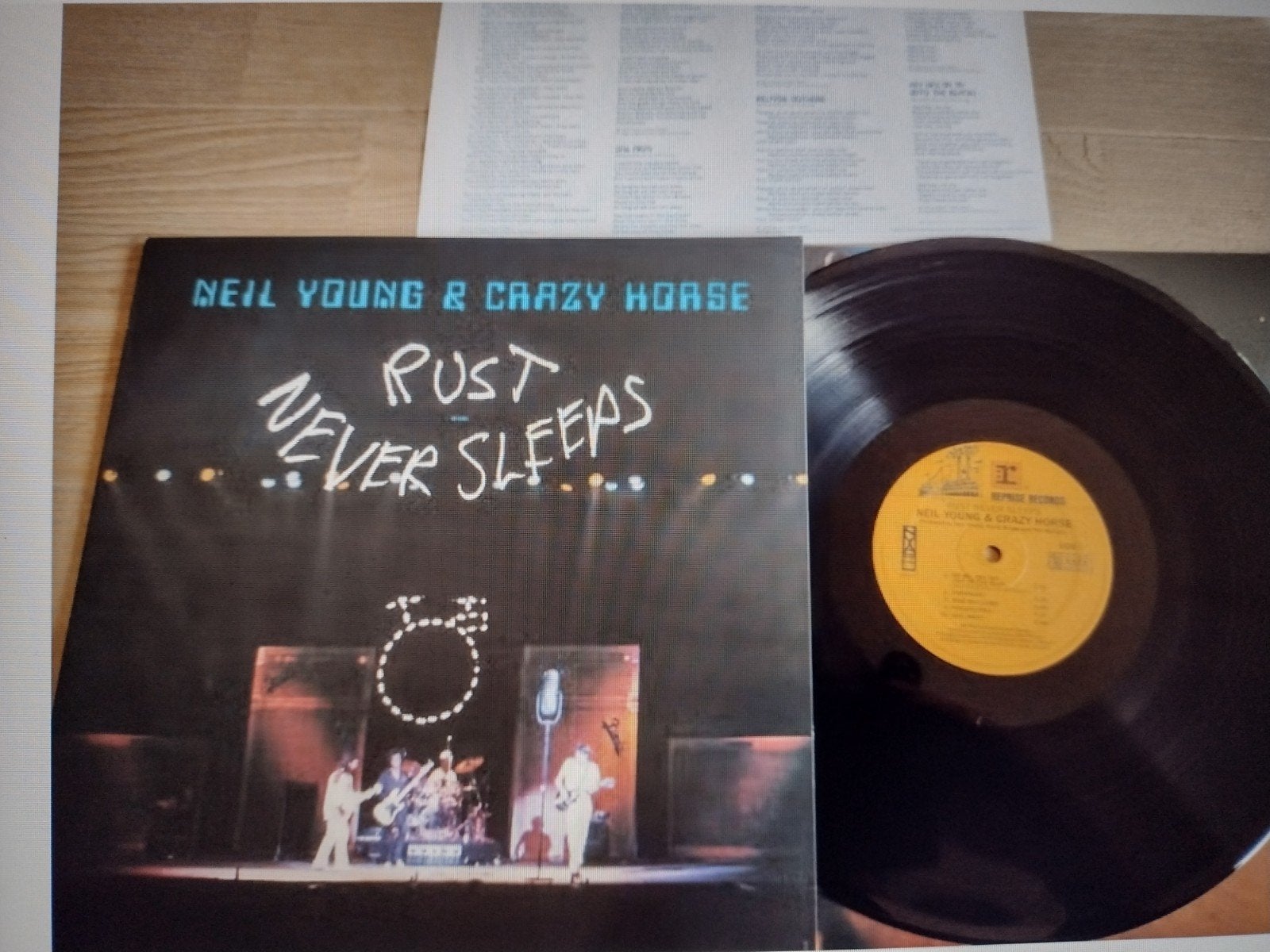 LP: NEIL YOUNG & CRAZY HORSE: RUST NEVER SLEEPS + inserts, Cd's en Dvd's, Vinyl | Rock, LP, Ophalen of Verzenden, Zo goed als nieuw