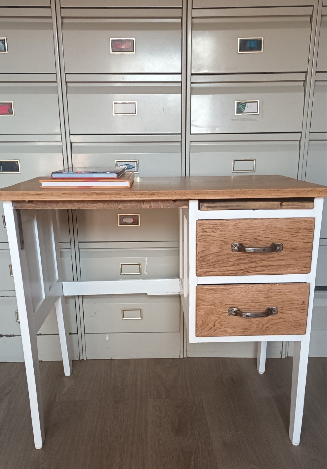 Petit bureau enfant vintage blanc/bois rénové Tournai, Maison & Meubles, Enlèvement ou Envoi, Comme neuf, Beige