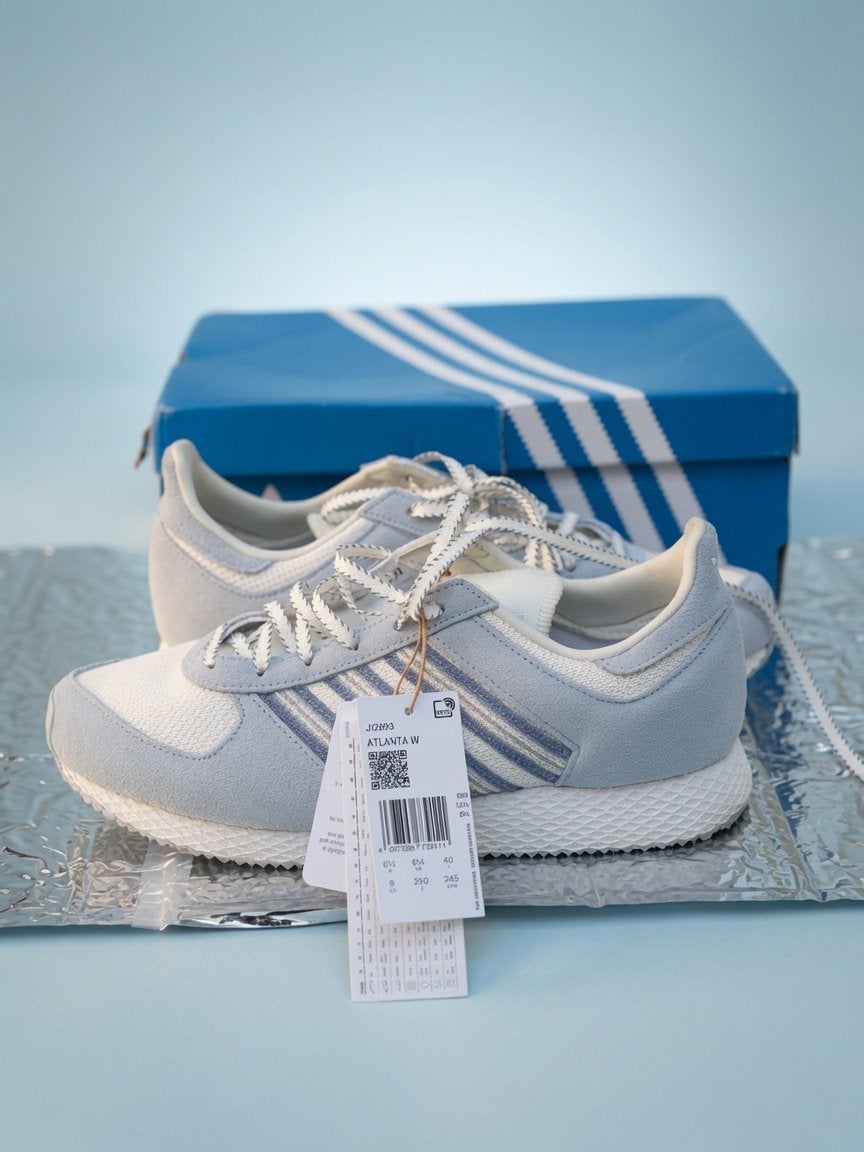 Adidas Atlanta Maat 40 lichtgrijs dames sneakers te koop!, Nieuw, Ophalen of Verzenden, Sneakers, Grijs