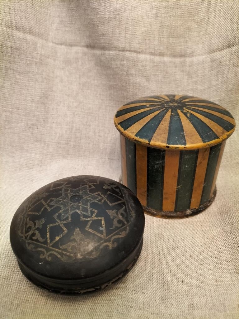 2 boîtes anciennes en papier mâché, Antiquités & Art, Enlèvement ou Envoi