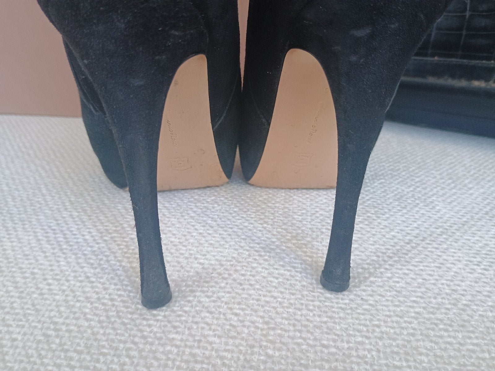 Bottines GIANVITO ROSSI en daim noires 36, Envoi, Noir