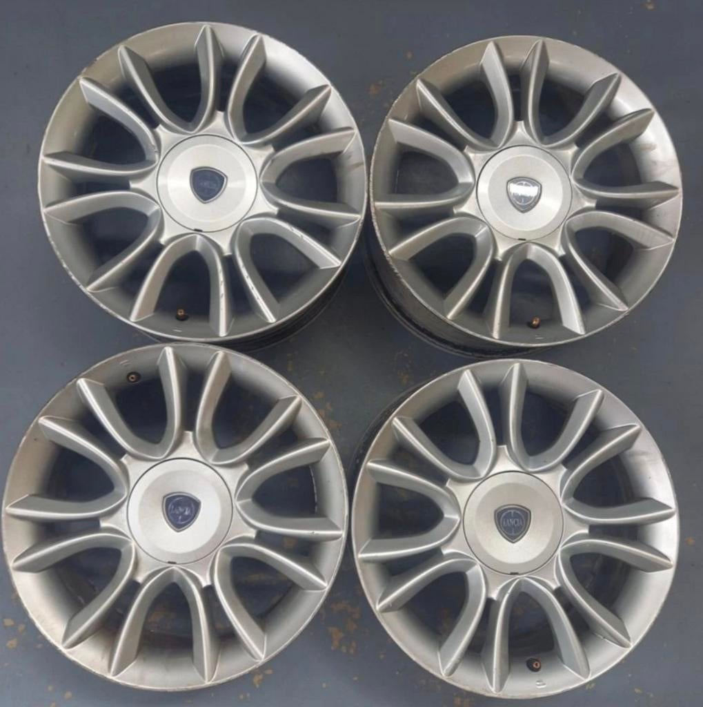 17 lichtmetalen velgen Lancia Delta