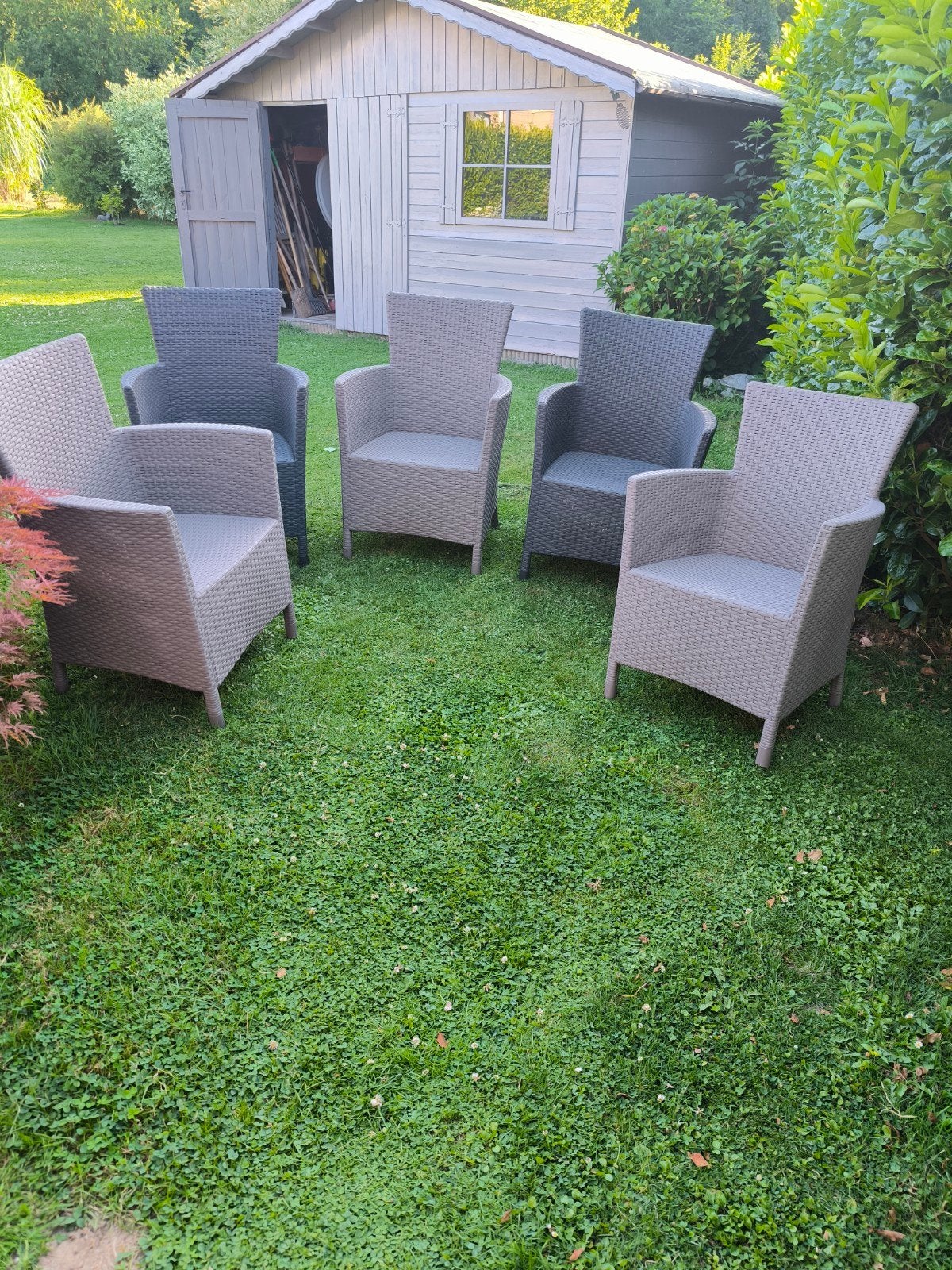 5 gevlochten tuinstoelen+ 3 beschadigd voor onderdelen, Ophalen