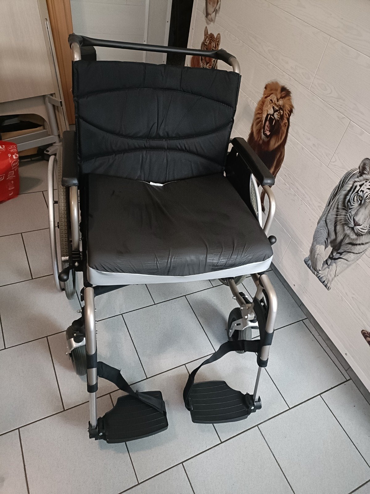 Chaise roulante pliable,démontable VERMEIREN V300 57cm 170KG, Enlèvement
