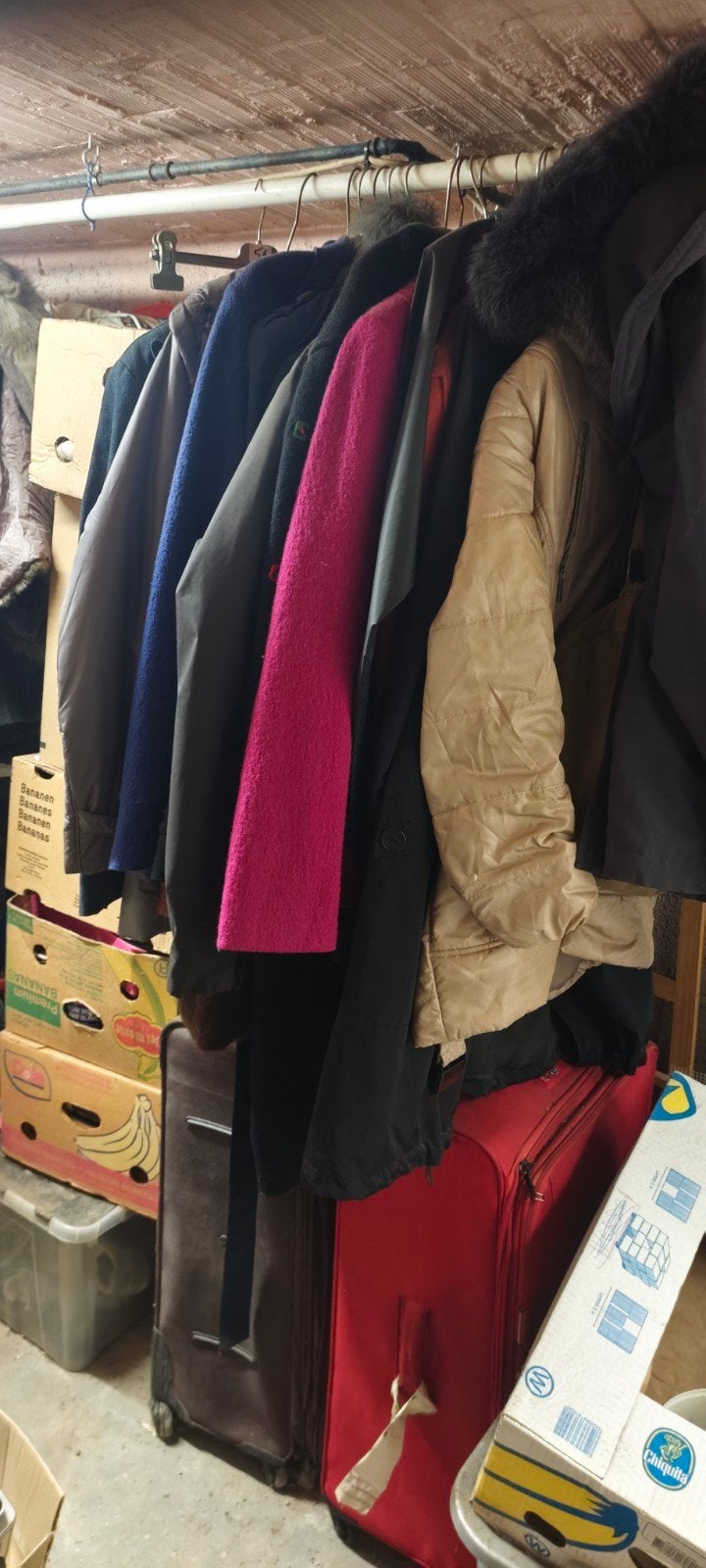 Lot de brocante vêtements jouets vaisselles etc, Enlèvement, Utilisé