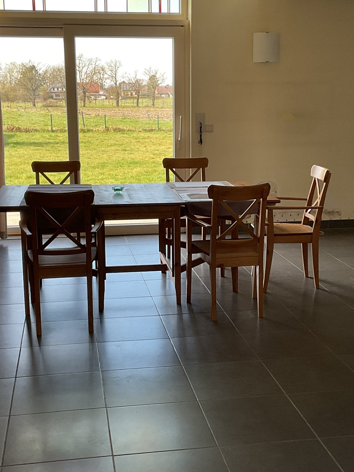 tafel, stoelen, commode en vitrinekast, Antiek en Kunst, Ophalen