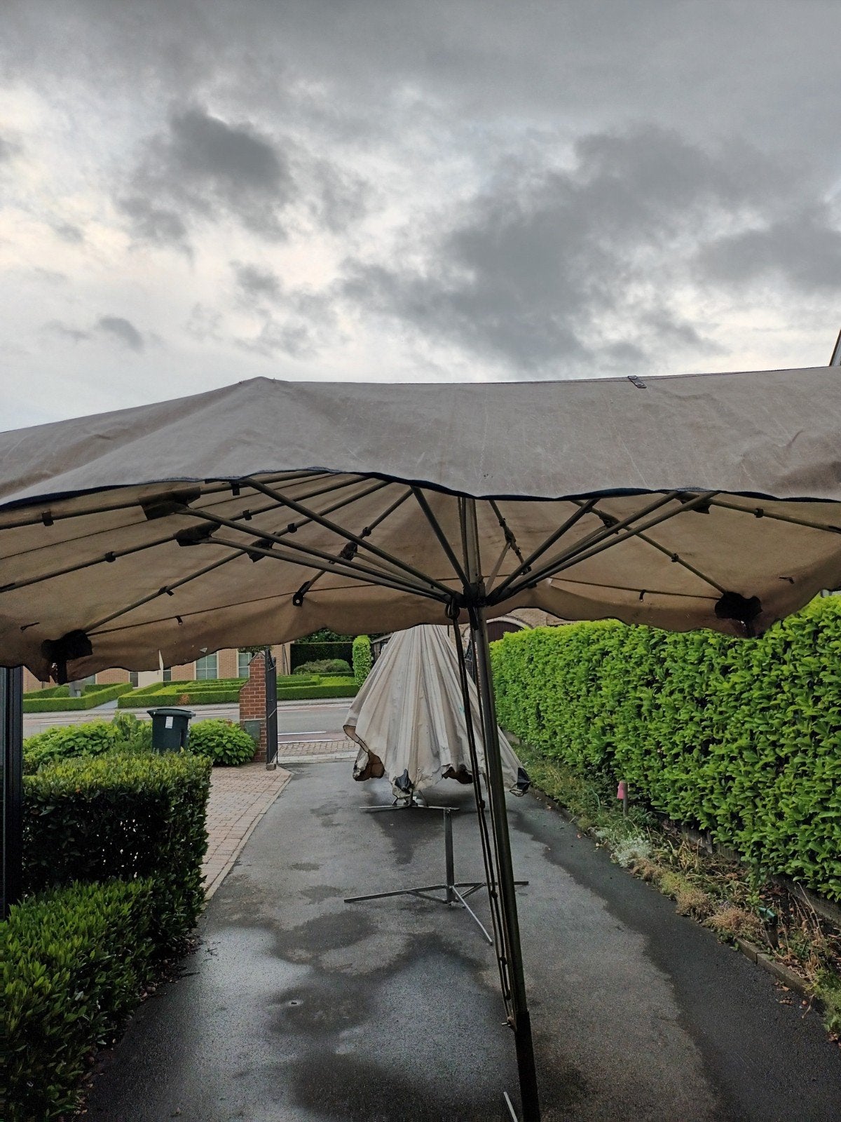 Parapluie Market avec pied blanc, Jardin & Terrasse, Parasols, Enlèvement
