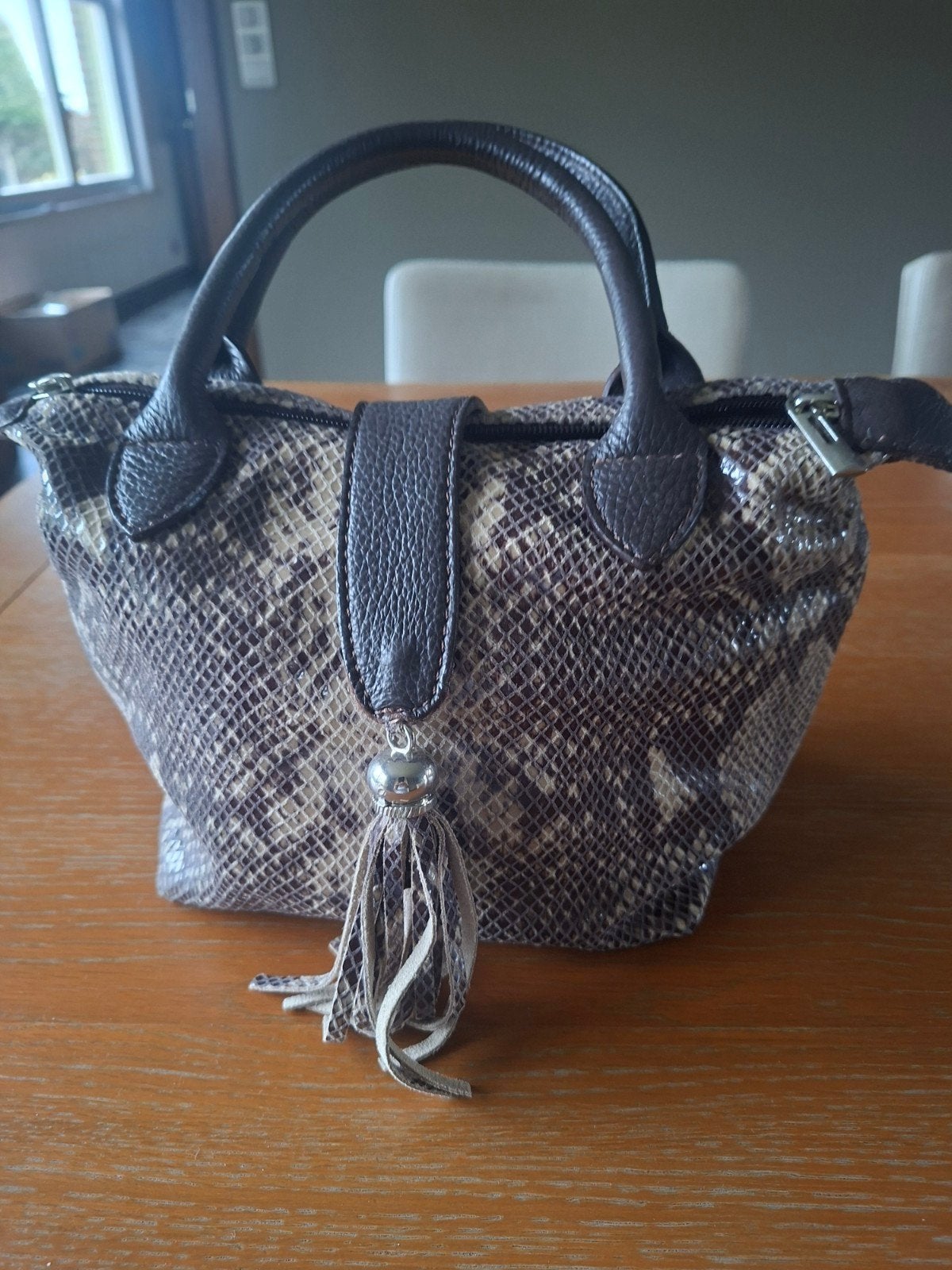 clovis handtas, Enlèvement, Sac à main