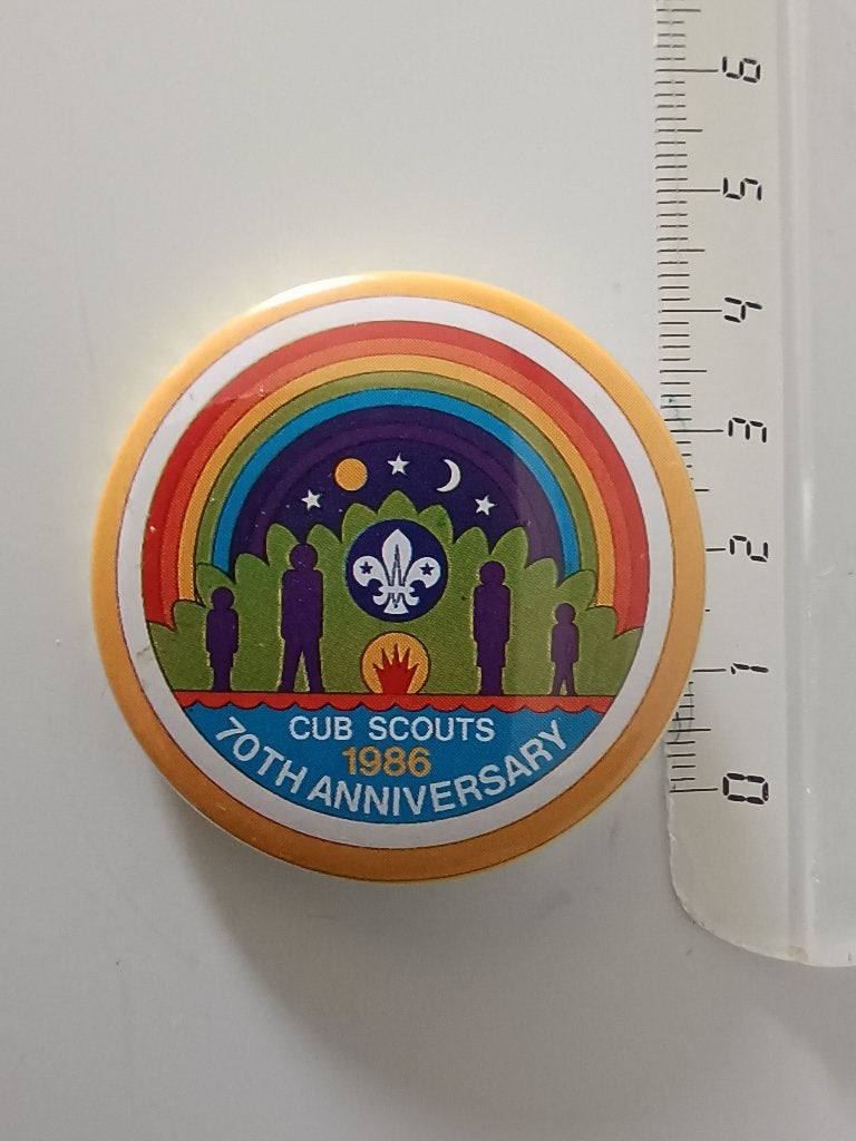 UK Vintage Pin Badge CUB SCOUTS 1986 70th ANNIVERSARY, Verzamelen, Ophalen of Verzenden, Zo goed als nieuw, Embleem, Speld of Insigne