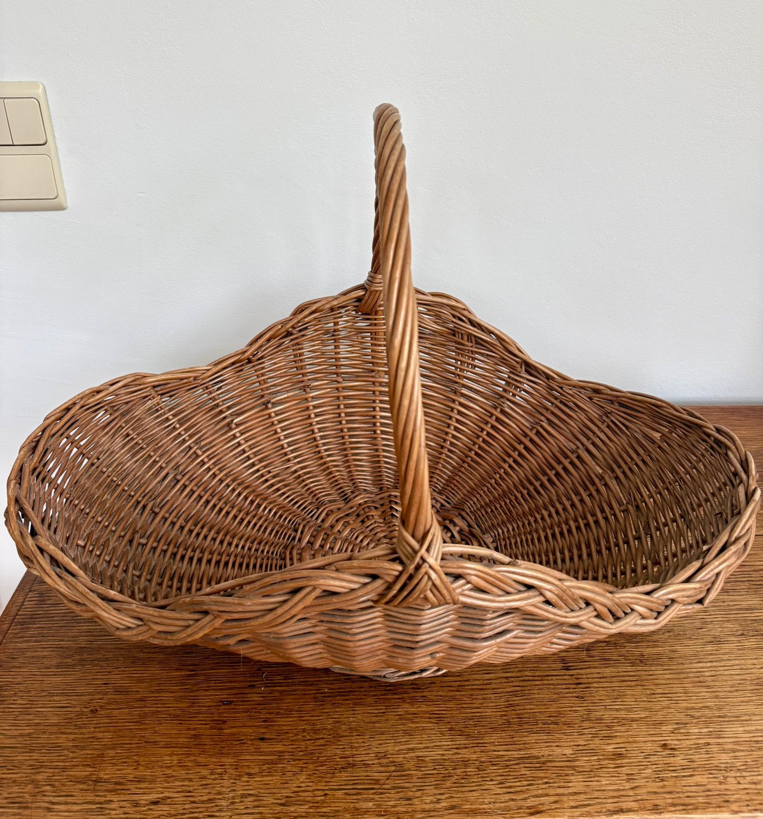 Grote rieten mand, Huis en Inrichting, Woonaccessoires | Schalen en Manden, Ophalen, Gebruikt, Mand, Riet