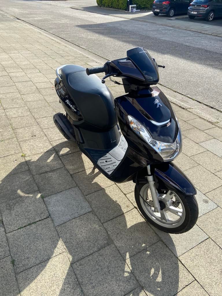 Scooter te koop Peugeot kisbee A klasse bj2919, Fietsen en Brommers, Scooters | Peugeot, Ophalen, Klasse A (25 km/u), Zo goed als nieuw