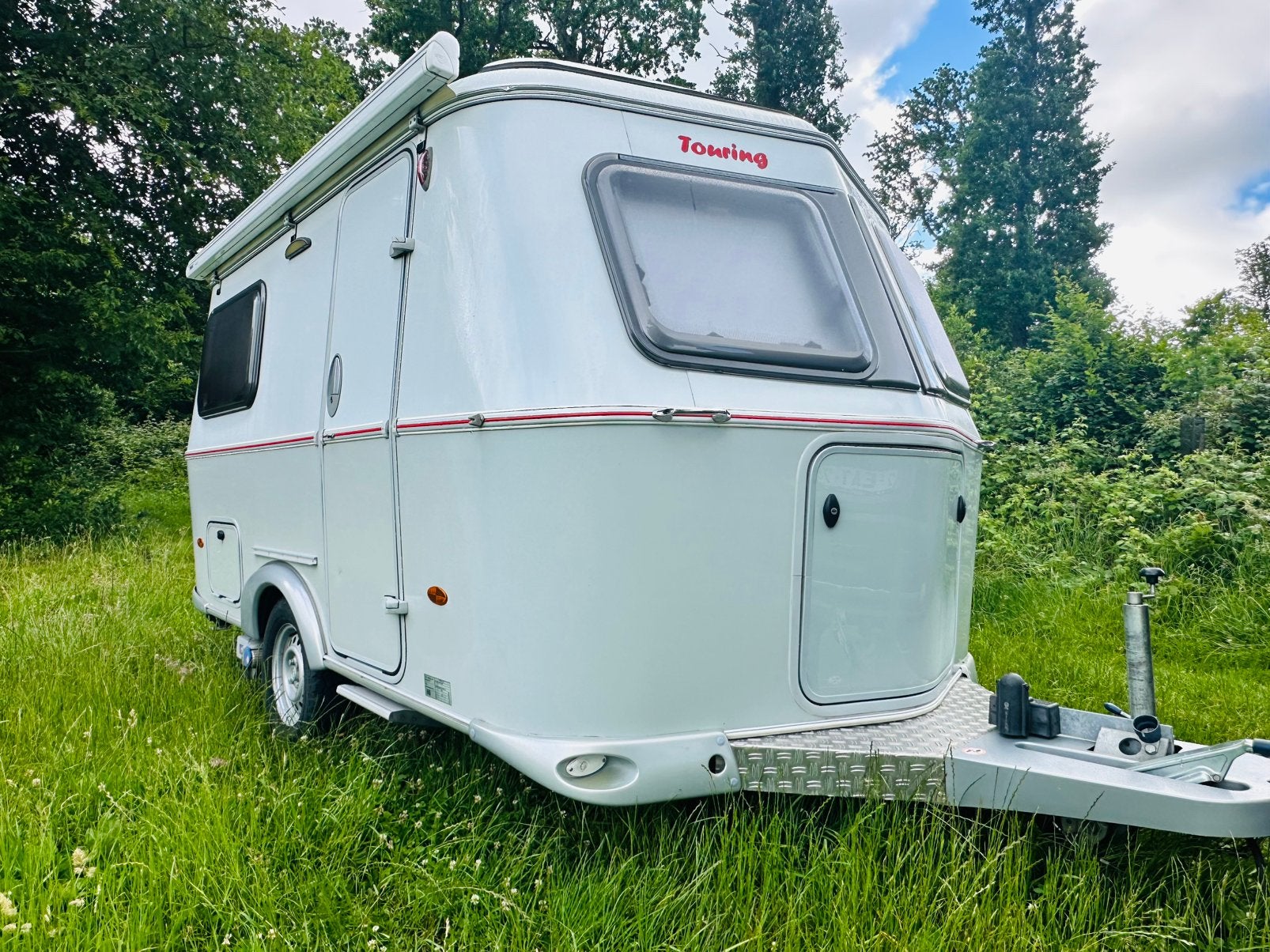 Eriba Familia Touring 310 – Compacte Luxe Caravan als nieuw!, Caravans en Kamperen, Standaardzit, Particulier, 4 tot 5 meter, 500 - 750 kg