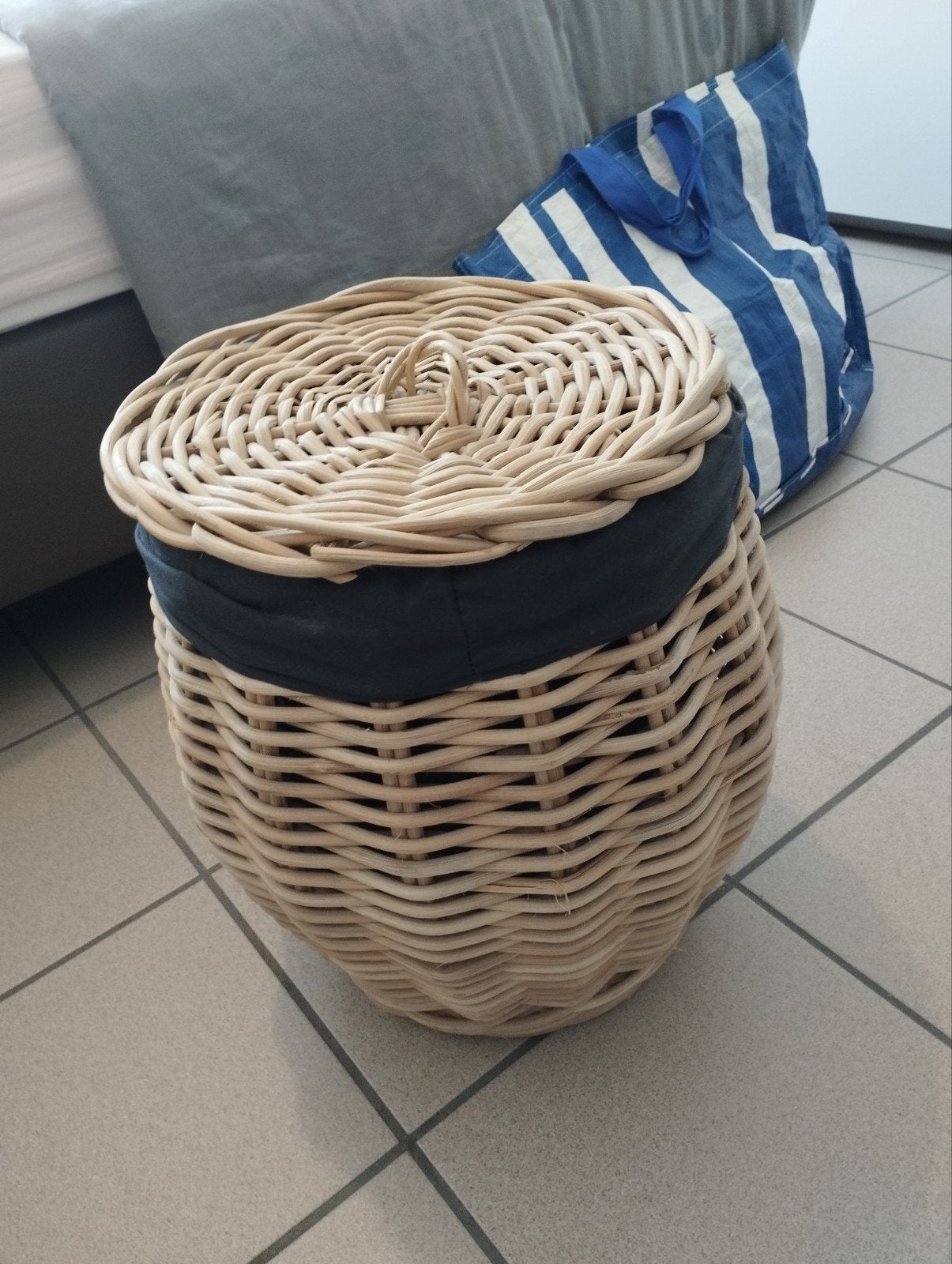 een rieten wasmand met deksel kleur beige, Enlèvement, Avec couvercle