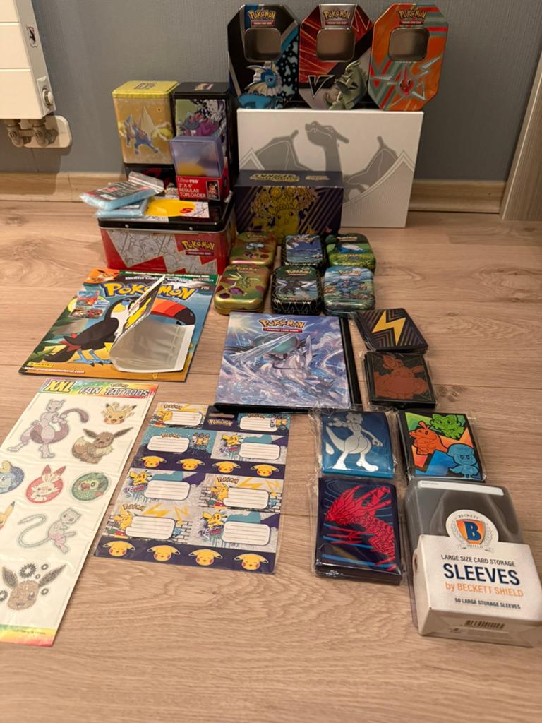 Pokémon Lot tinnen, sleeves, toploaders, mappen  accessoires, Ophalen, Zo goed als nieuw