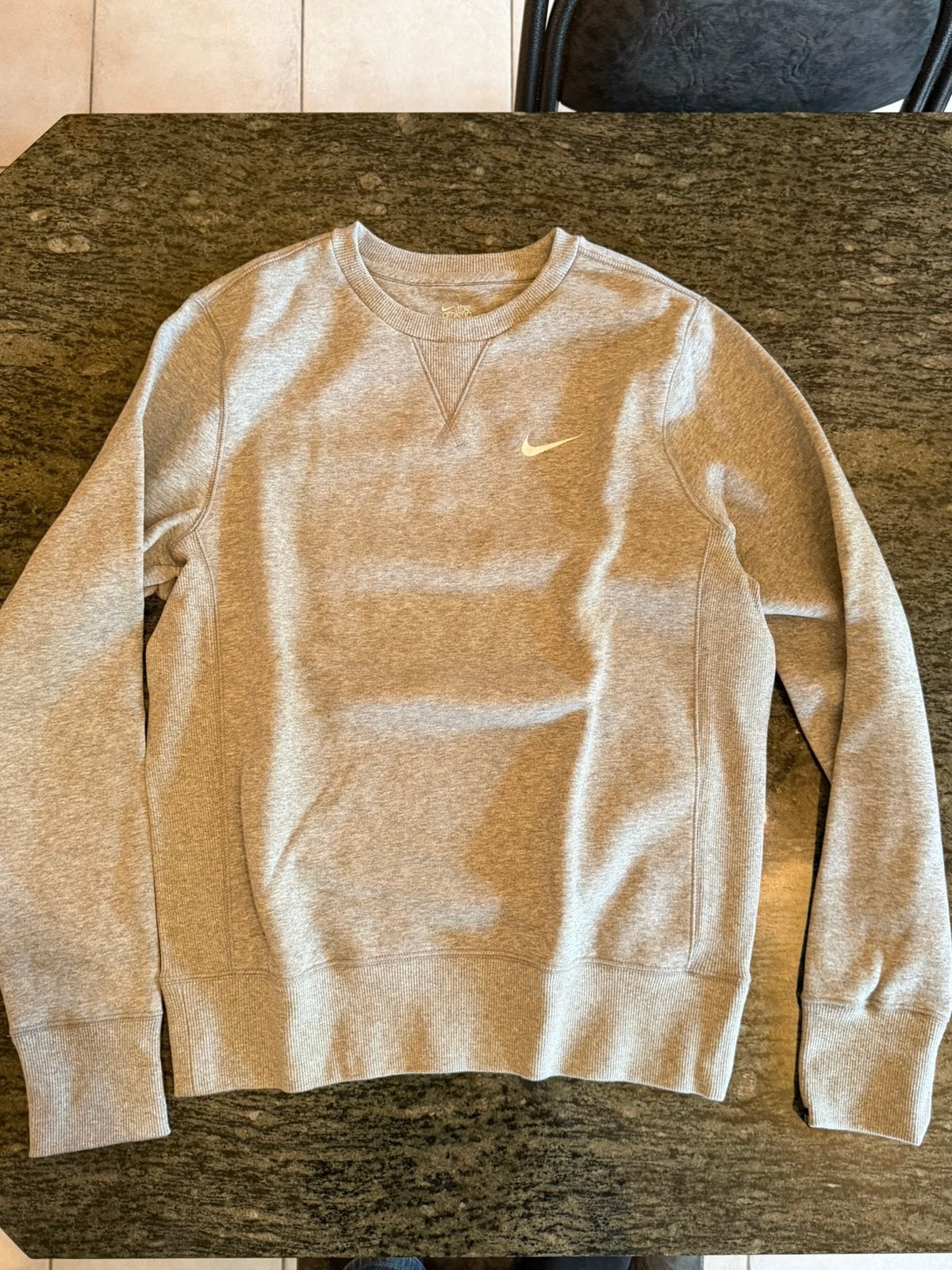 Pull à col rond Nike NOUVEAU — Gris clair — Taille L, Enlèvement ou Envoi, Neuf, Taille 46 (S) ou plus petite, Gris