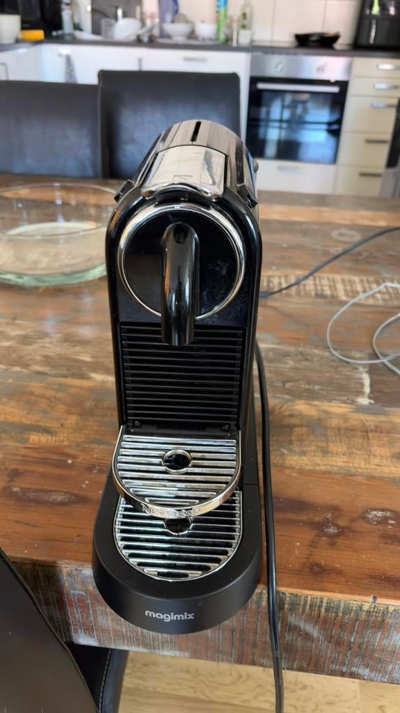 Nespresso Magimix Inissia Koffiezetapparaat Zwart, Elektronische apparatuur, Ophalen of Verzenden, Gebruikt, Koffiemachine