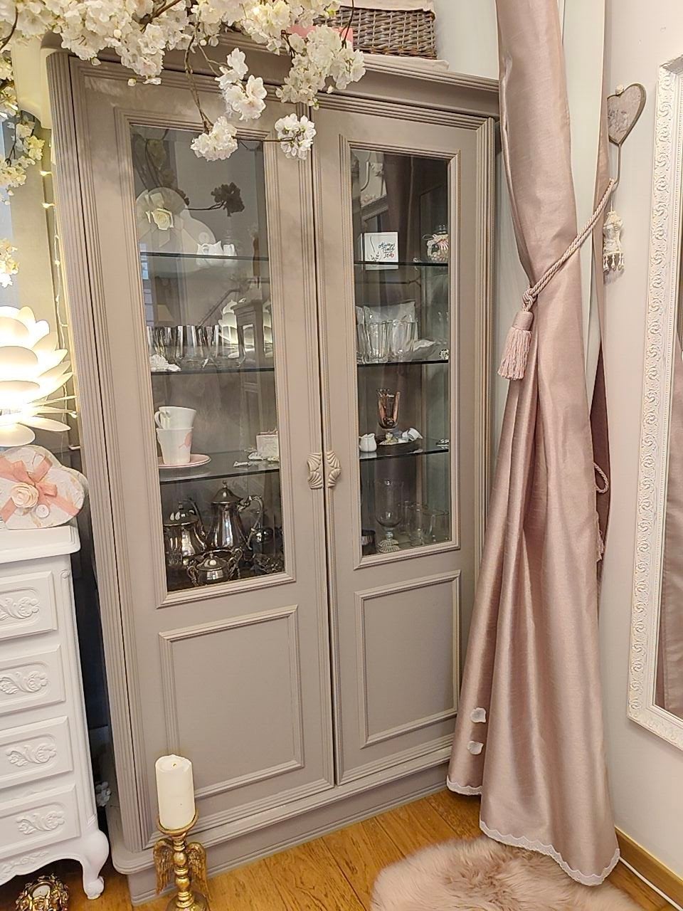 Vitrinekast - massief hout - vintage - met licht
H - 1,91 cm, Huis en Inrichting, Kasten | Vitrinekasten, Ophalen