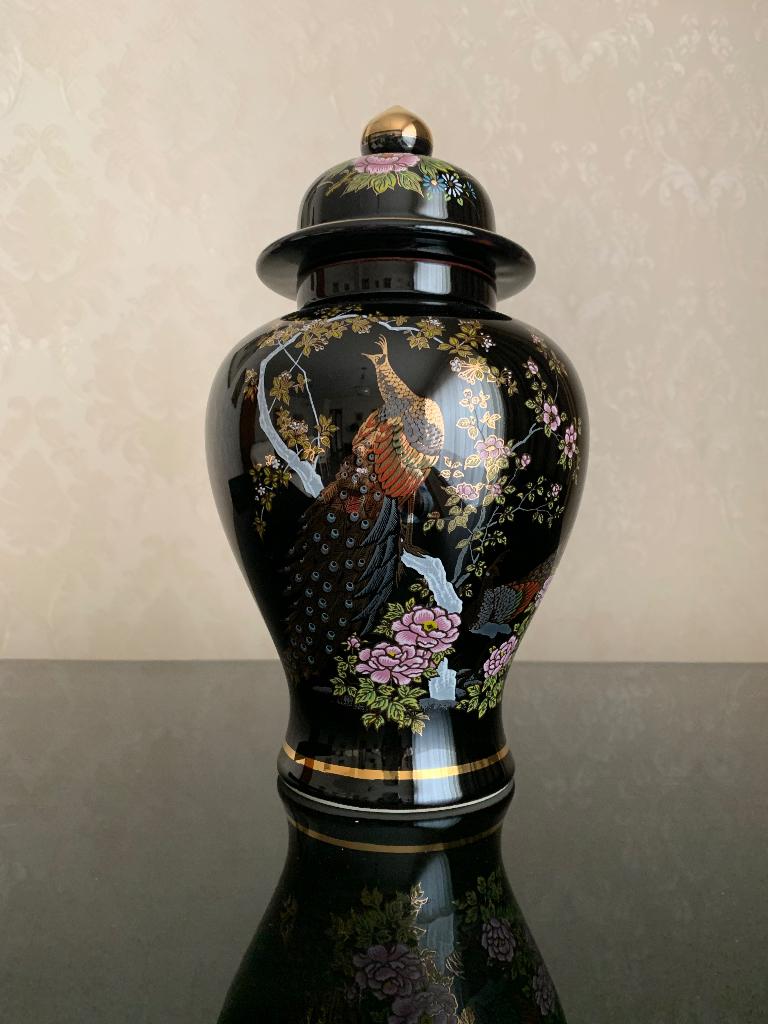 Grote vintage Aziatische dekselvaas – Zwart met pauw en goud, Antiek en Kunst, Ophalen