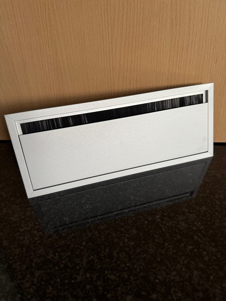 KABELDOORVOER ALU HETTICH MET KLEP EN BORSTELAFDICHTING, Doe-het-zelf en Bouw, Ophalen of Verzenden, Zo goed als nieuw, 250 mm of meer