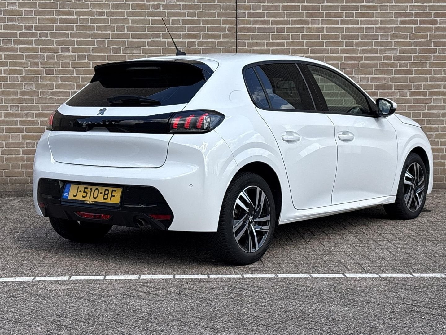 Peugeot 208 1.2 PureTech Allure | € 5.950,- NETTO! | Climate, Auto's, Wit, Handgeschakeld, 97 g/km, Parkeersensor