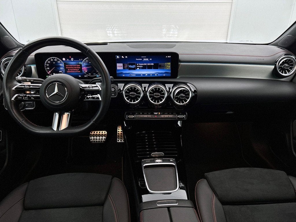 Mercedes-Benz CLA-klasse 180 Shooting Brake AMG Line | Panor, CLA, Stof, 4 cilinders, Automatische klimaatregeling