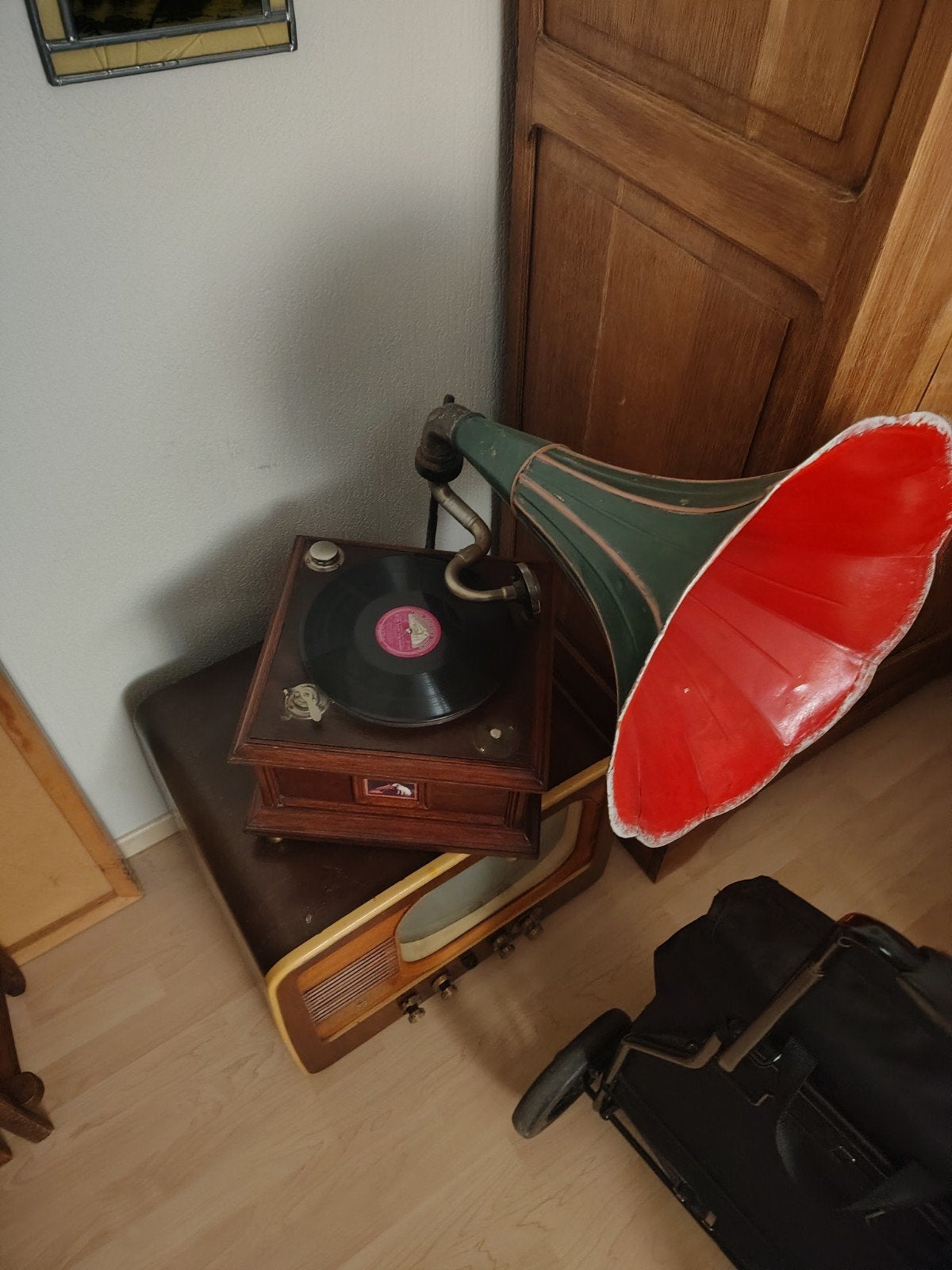 Oude radio en megafoon, Ophalen