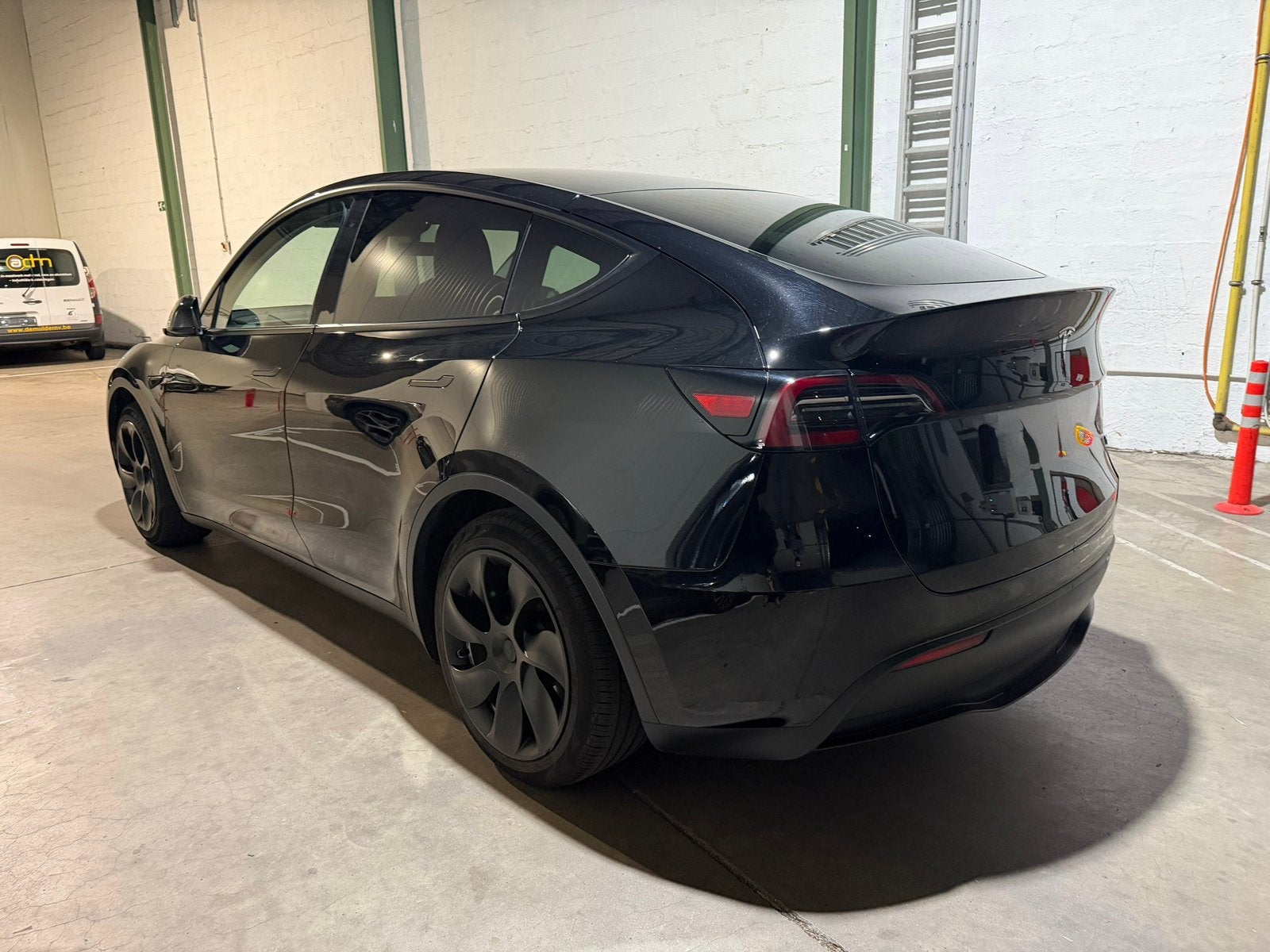 TESLA MODEL Y RWD 2024 BTW WAGEN, Auto's, Automaat, Dealer onderhouden, Achterwielaandrijving, Zwart