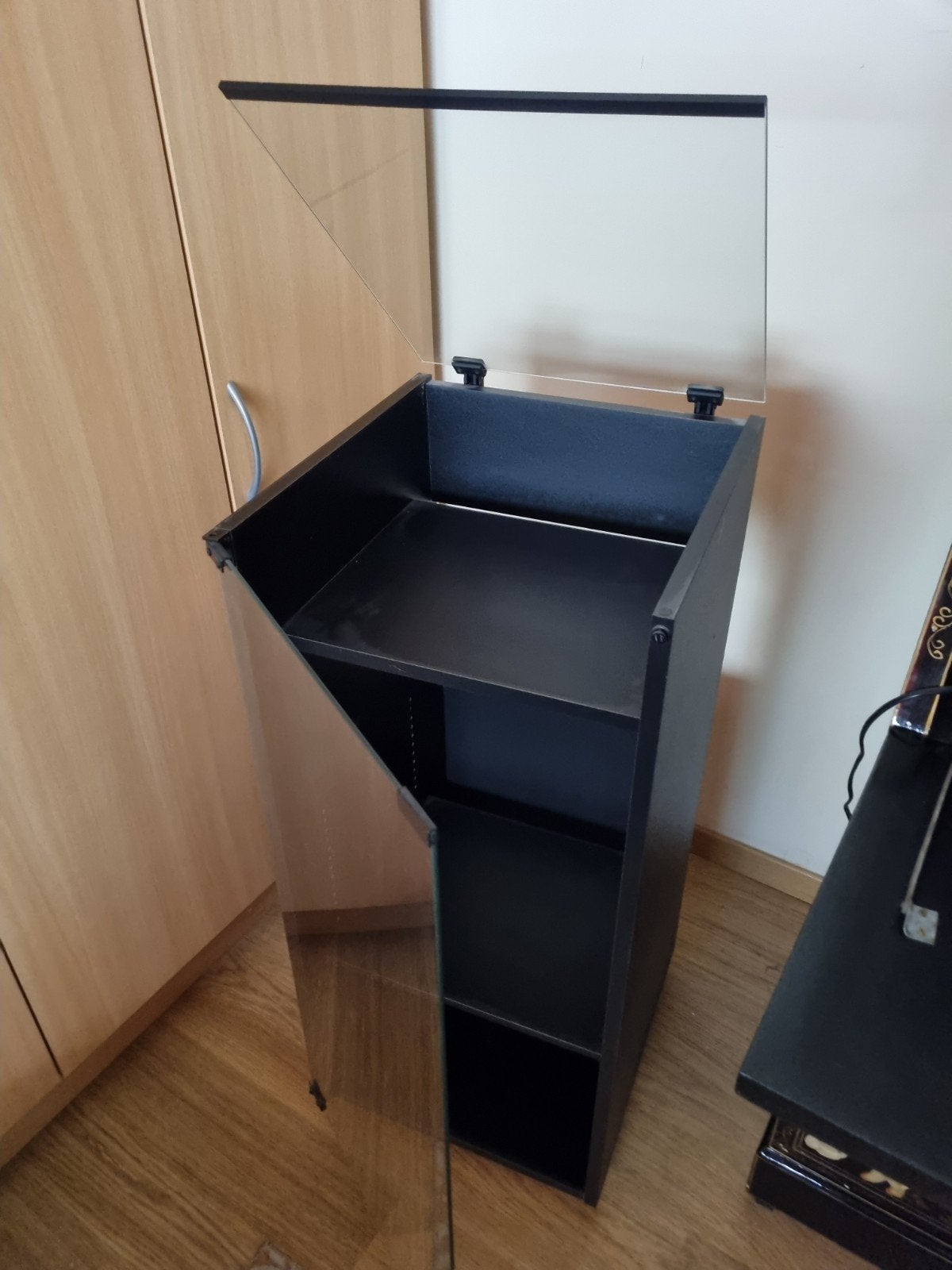 Kastje voor platendraaier en stereo, Ophalen
