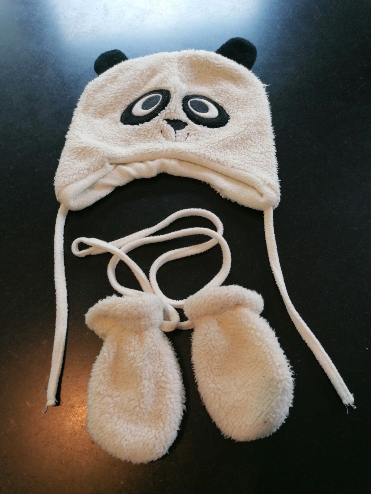 Ensemble : bonnet et mitaines, Enlèvement, Bonnet