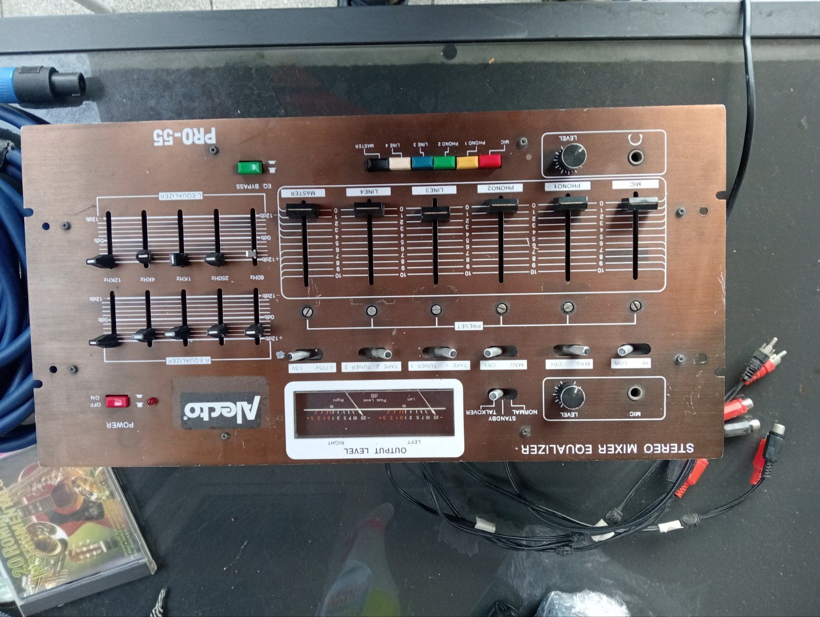 table de mixage alecto pro 55 avec 220 câbles et câbles audi, Musique & Instruments, Enlèvement ou Envoi, Utilisé, Entrée micro