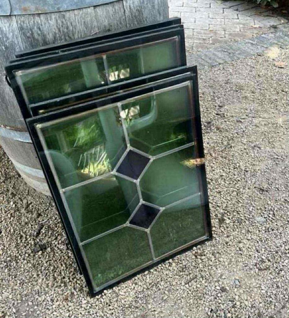 Glasramen met geometrisch patroon, Ophalen