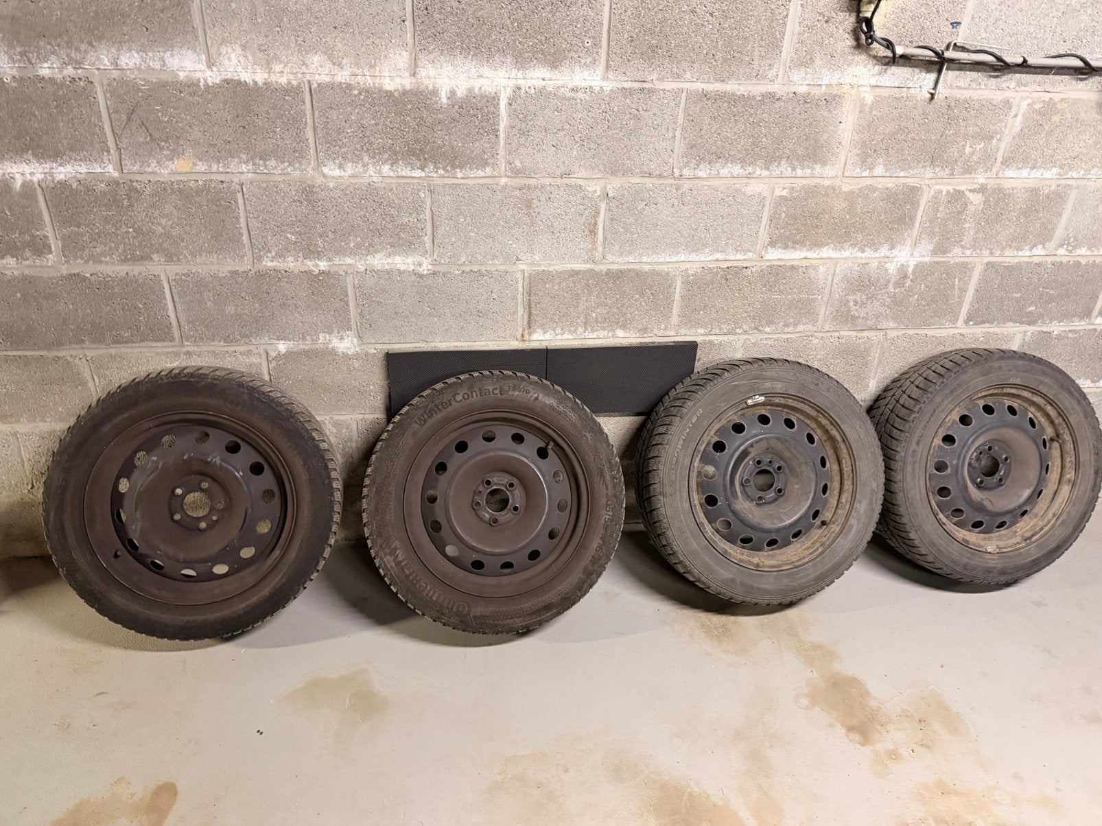 4 roues hiver Fiat 500L – Continental + Falken – 205/55 R16, Autos : Pièces & Accessoires, Enlèvement, 16 pouces, Pneu(s)