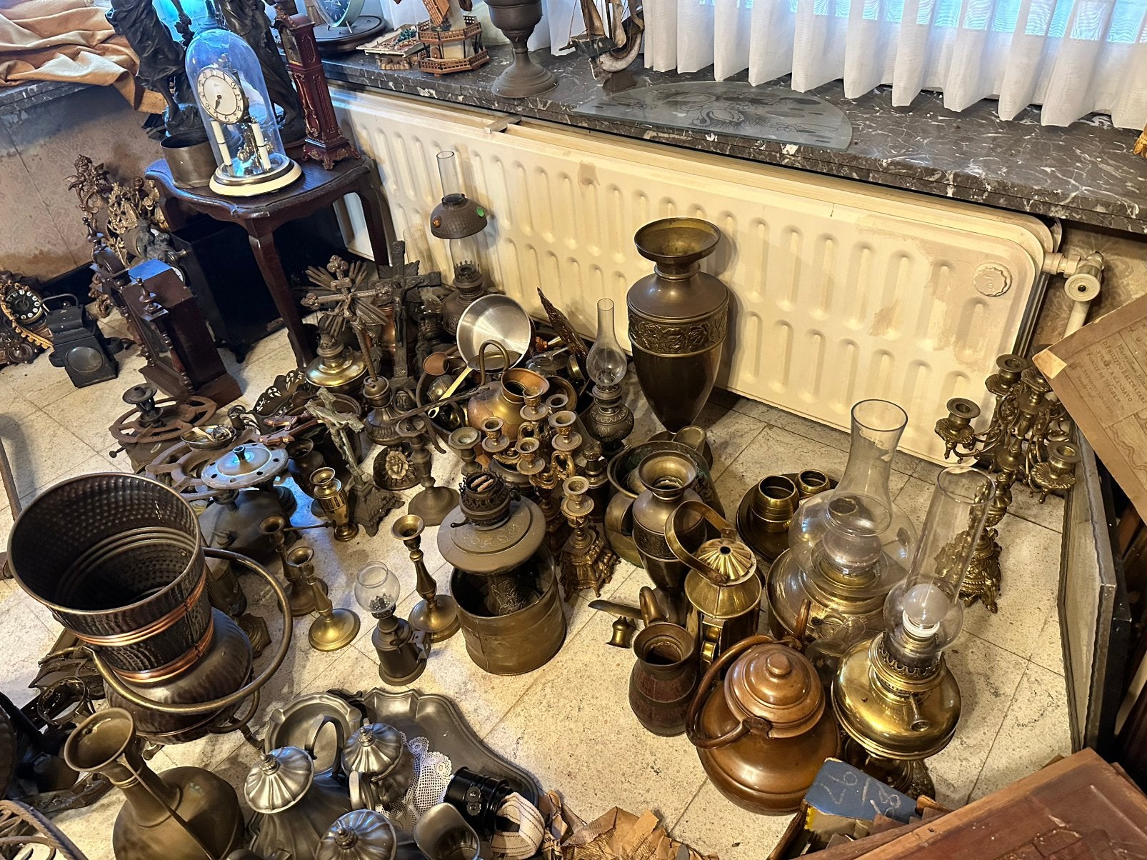 Groot lot met antiek, lusters, meubels en aardewerk, Ophalen