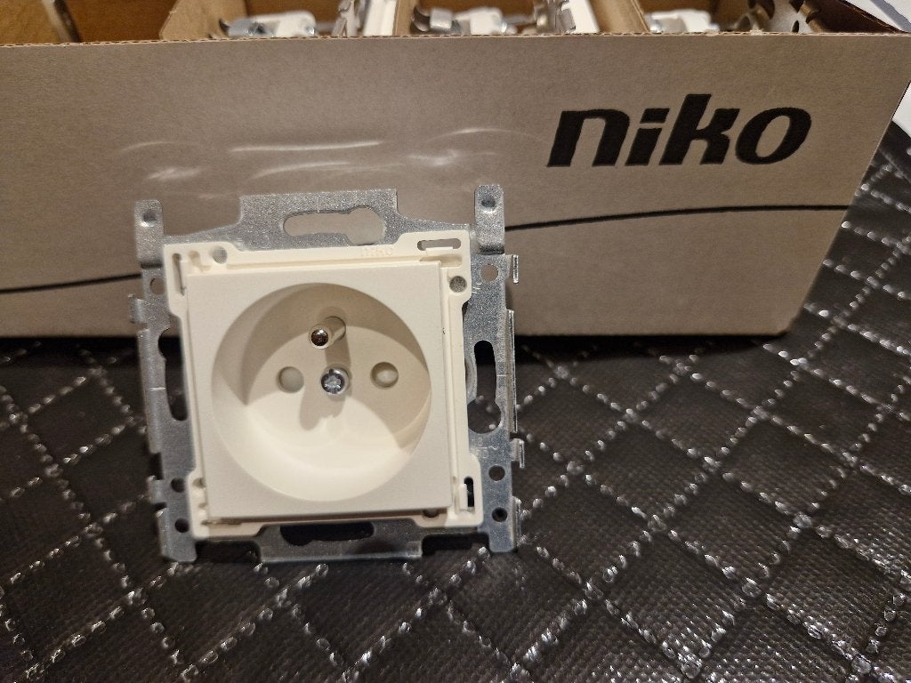 Niko stopcontacten wit 101-66600 met schroef, Ophalen, Nieuw, Overige merken, Stopcontact
