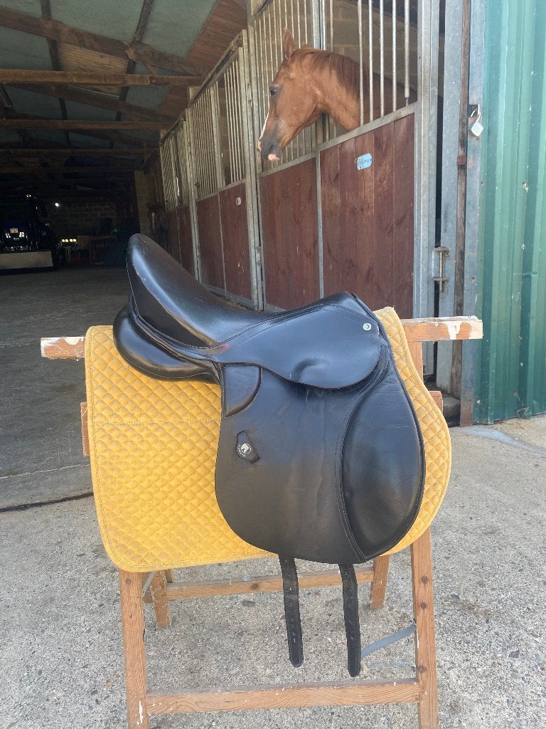 Selle de dressage DT Saddlery avec sangle et housse, Animaux & Accessoires, Chevaux & Poneys | Selles, Enlèvement, Utilisé, Dressage