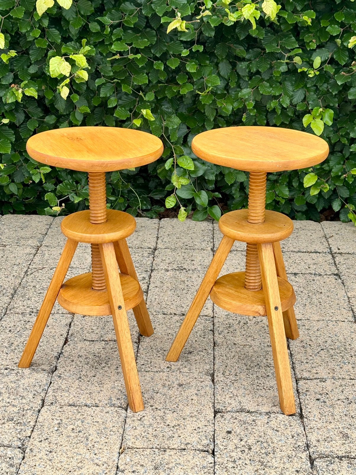 2 houten krukjes in hoogte verstelbaar, Ophalen, In hoogte verstelbaar, Zo goed als nieuw, Hout