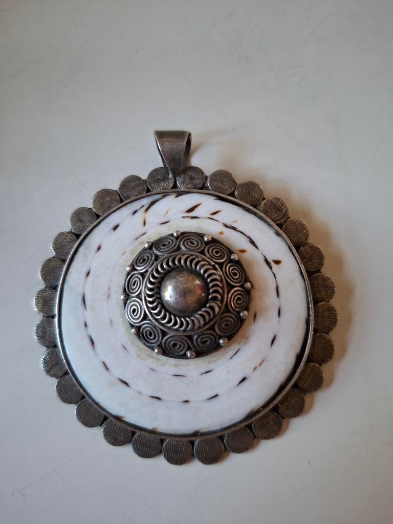Grand pendentif en argent et coquillage, Argent