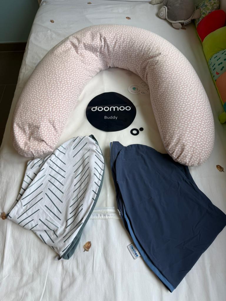 Coussin d'allaitement Doomoo et 3 housses, Enfants & Bébés, Enlèvement, Comme neuf