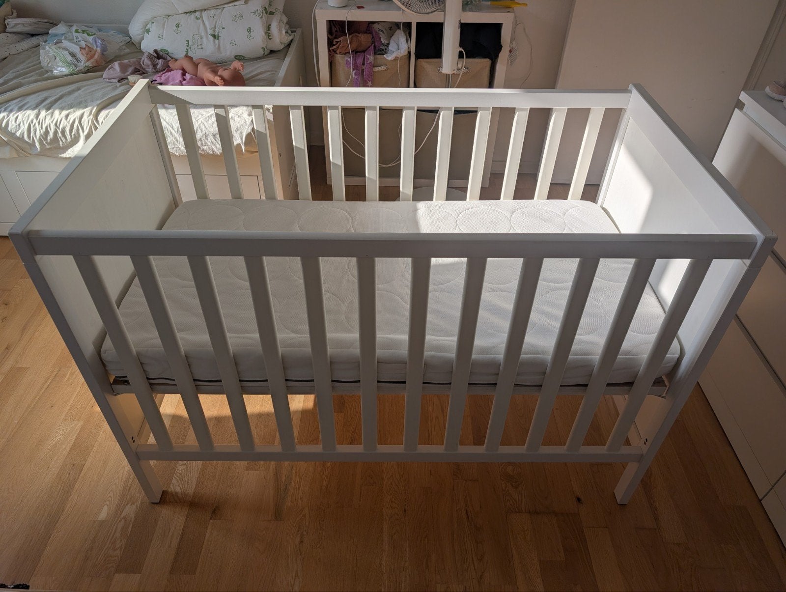 Lit bébé Ikea SUNDVIK + matelas Ikea JATTETROTT, Enfants & Bébés, Enlèvement, Utilisé, Lit