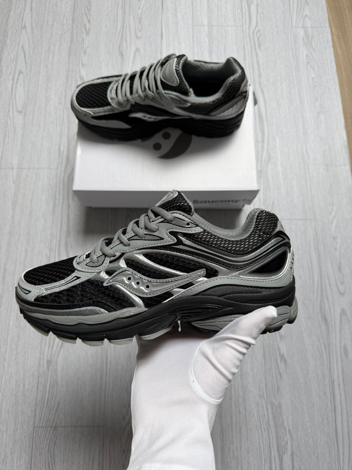 Saucony Progrid Omni 9 - Noir/Gris - 43, Vêtements | Hommes, Chaussures, Neuf, Enlèvement ou Envoi, Chaussures de sport, Noir