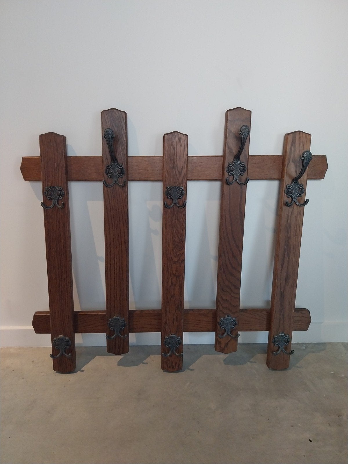 Antieke kapstok
Afmetingen
82cm breed
76cm hoog
12cm diep
2, Gebruikt, Minder dan 100 cm, Hout, Ophalen