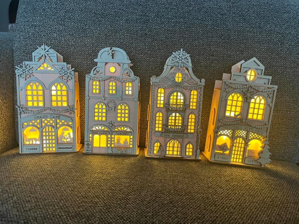 4 Houten kersthuisjes met licht, Diversen, Kerst, Ophalen, Zo goed als nieuw